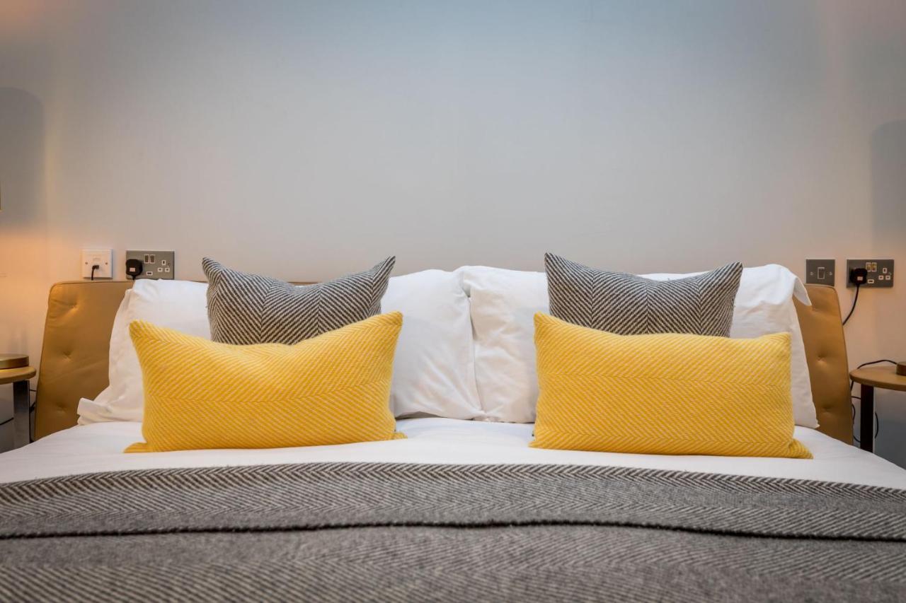 Intimate Double,1403712149:JPEG