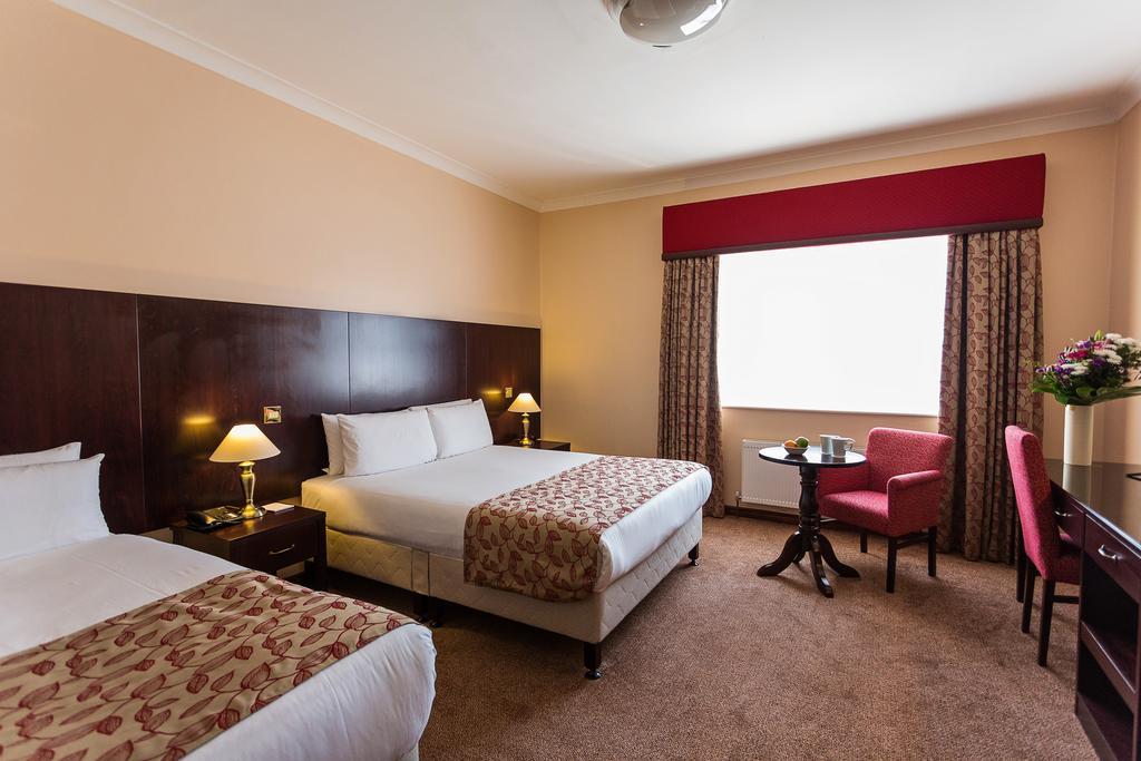 Family Room (2 Adults + 2 Children)