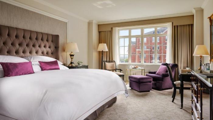 1 King Bed Classic Courtyard View